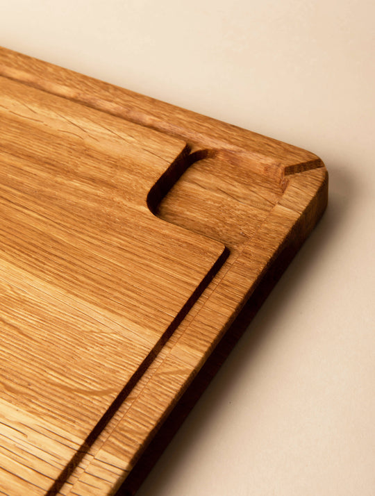 Tabla de cortar de madera con canalón y recipiente para el zumo